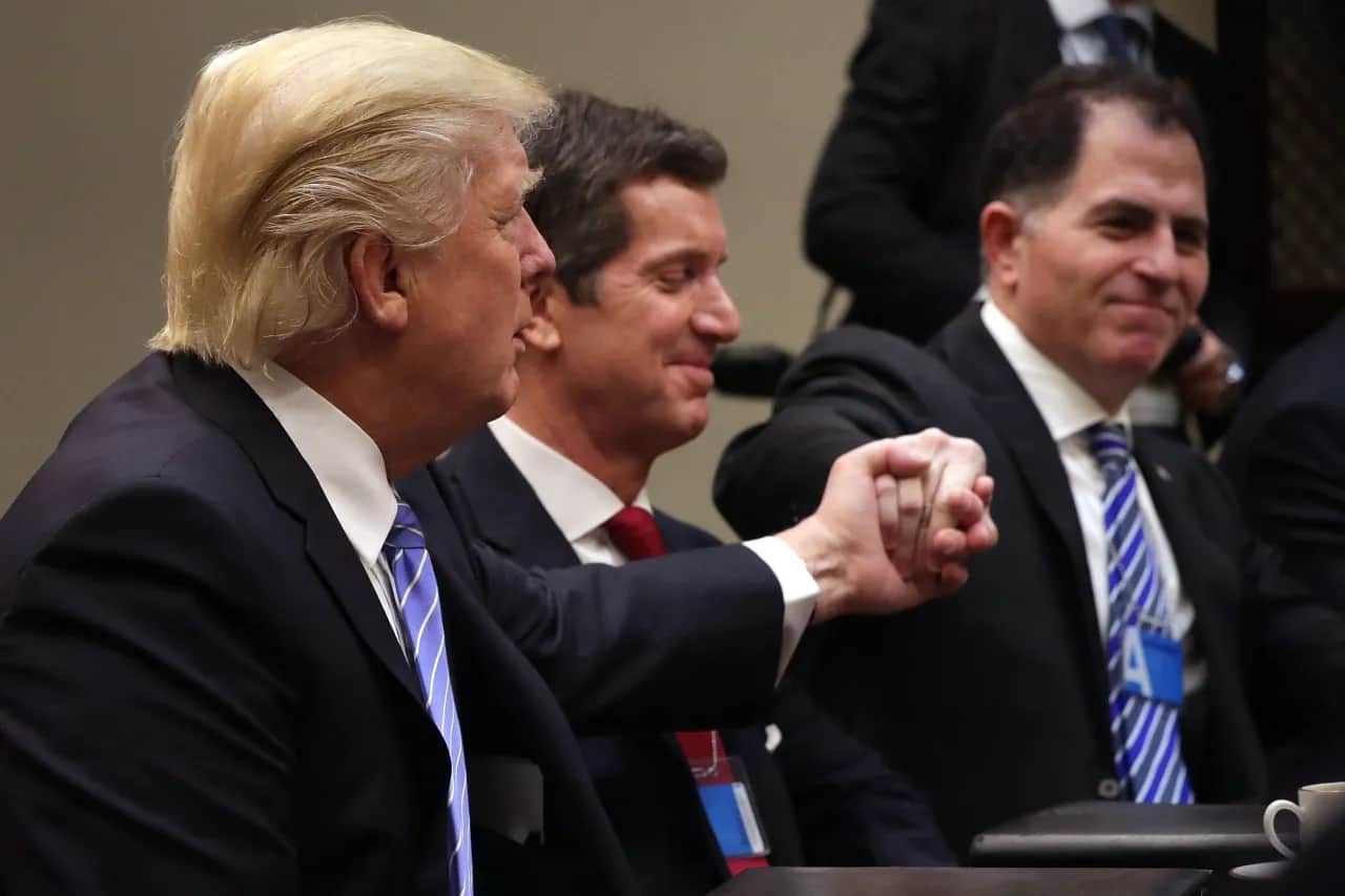 Uścisk dłoni w pracy: Kto pierwszy? Szef, pracownik, czy klient?